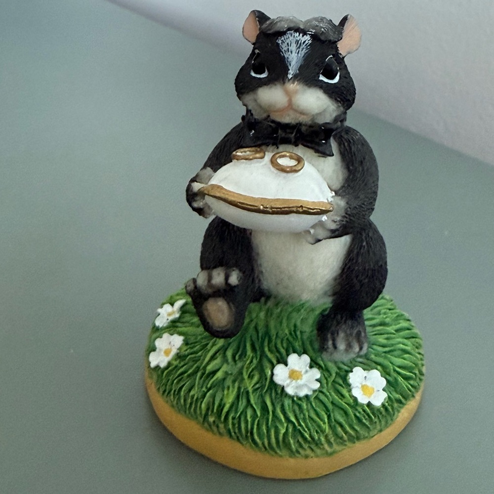 Vintage skunk ring bearer from Charming Tails by Fitz and Floyd